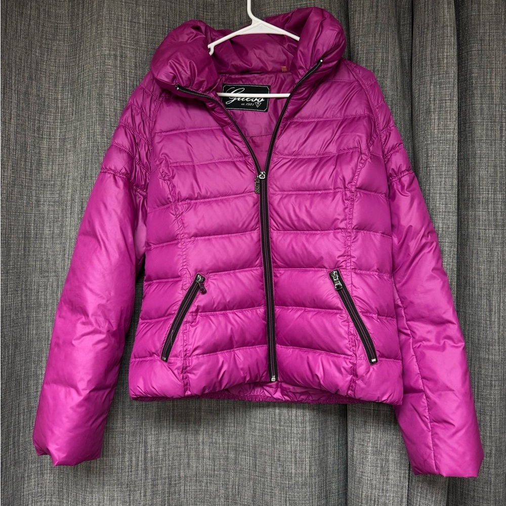Guess ‘Fuchsia Hoodless Puffer Jacket” Large (L)
